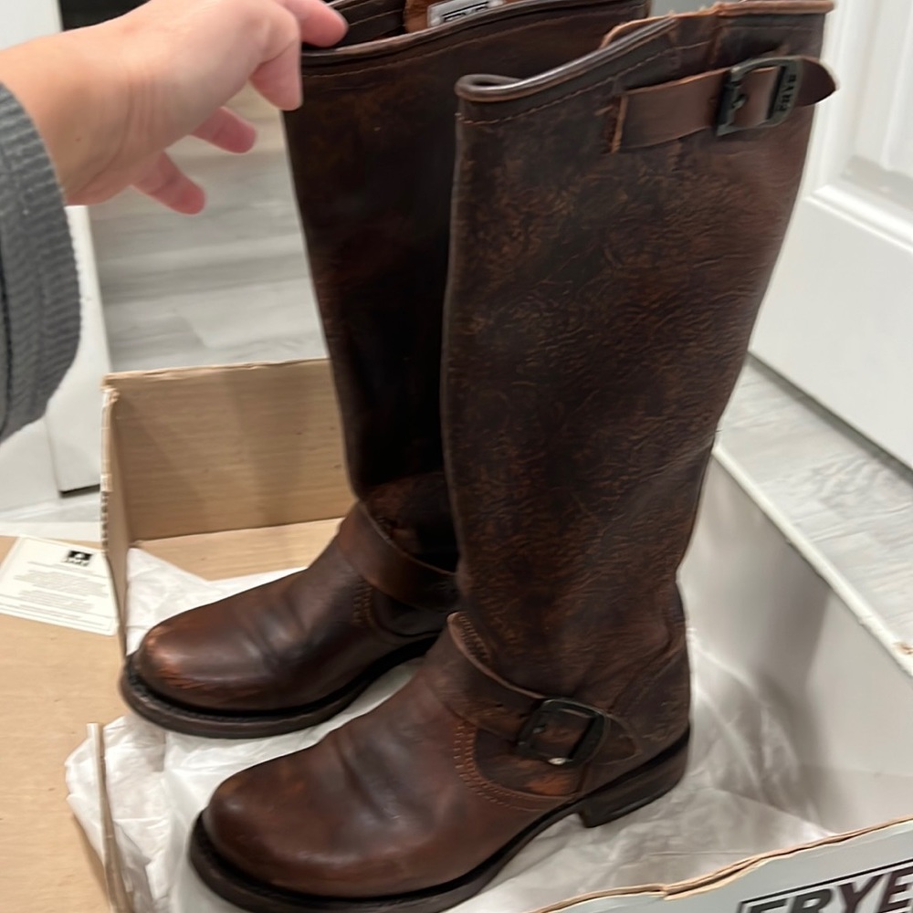 VERONICA SLOUCH DARK BROWN 6.5
